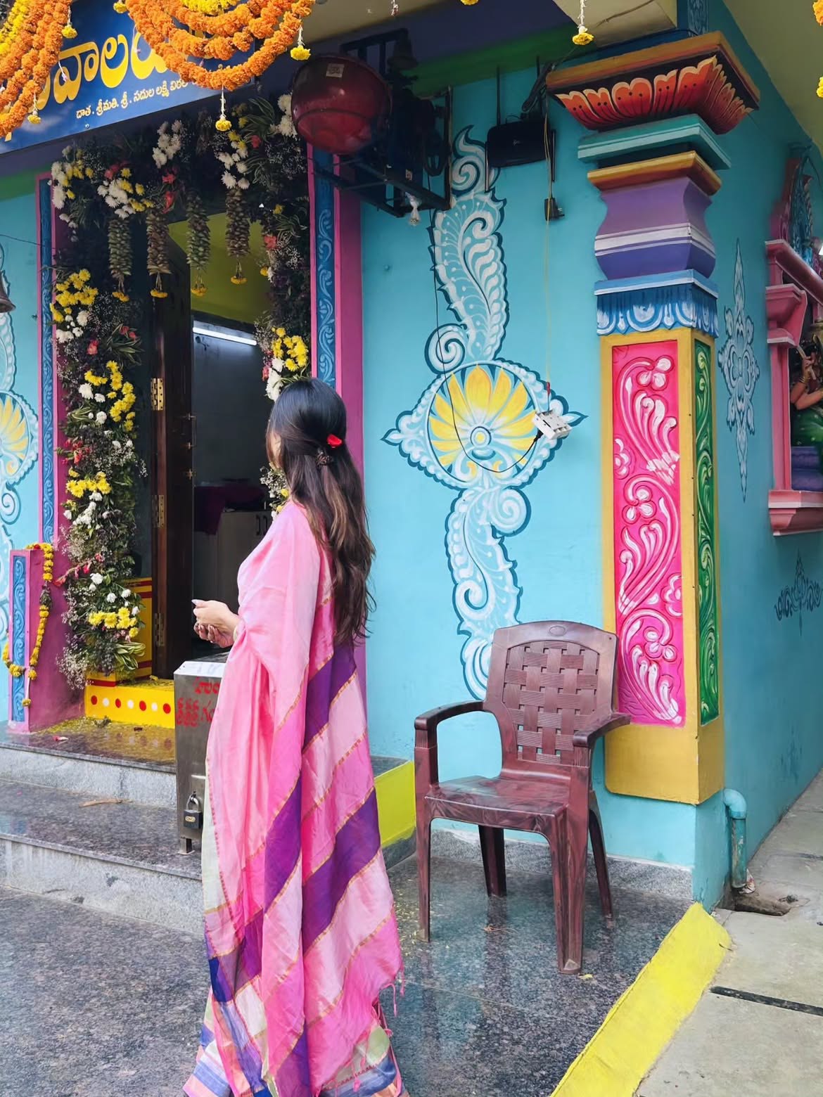 Ishwarya Vullingala Shares Bonalu Special Photos with Family