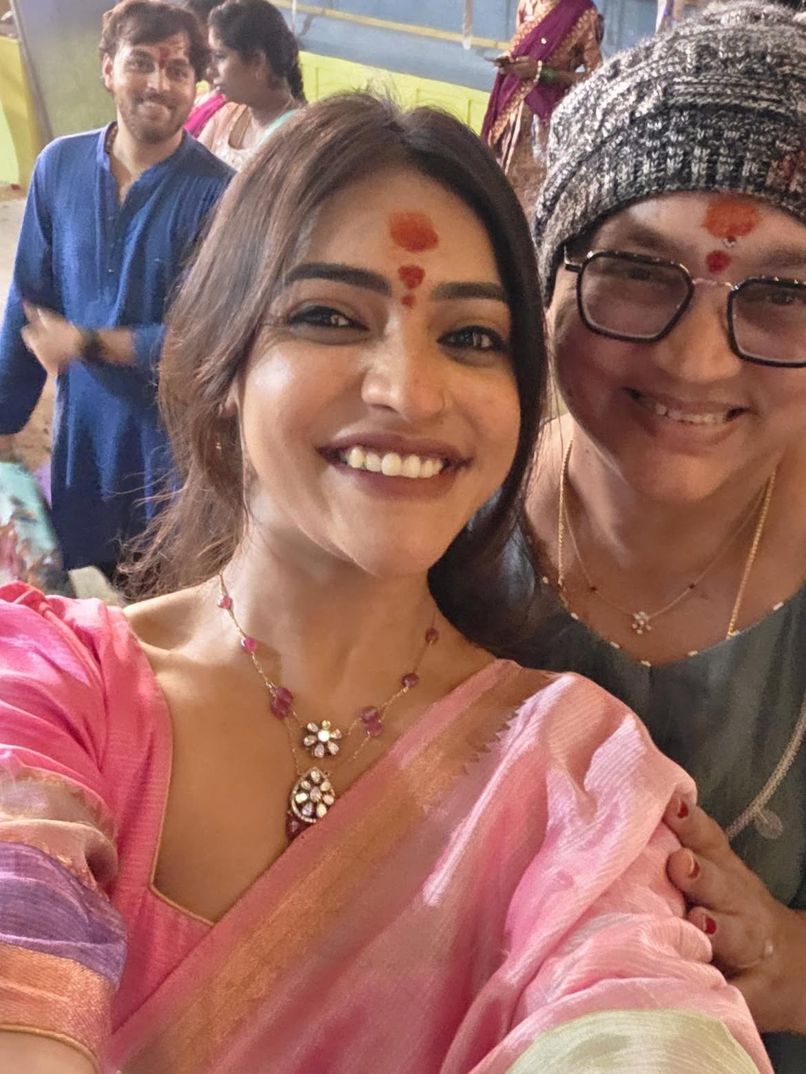 Ishwarya Vullingala Shares Bonalu Special Photos with Family