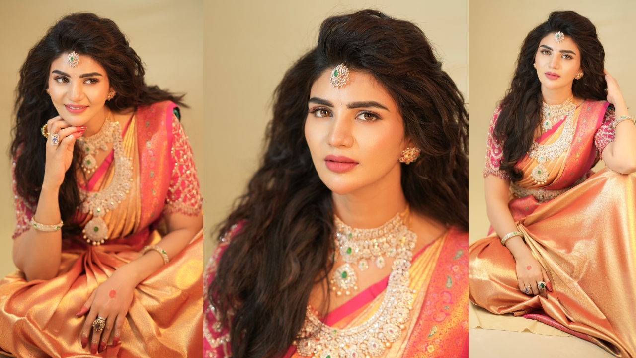Jabardasth Varsha : భారీ హారంతో జ‌బ‌ర్ద‌స్త్ వ‌ర్ష‌.. ఫోటోలు..