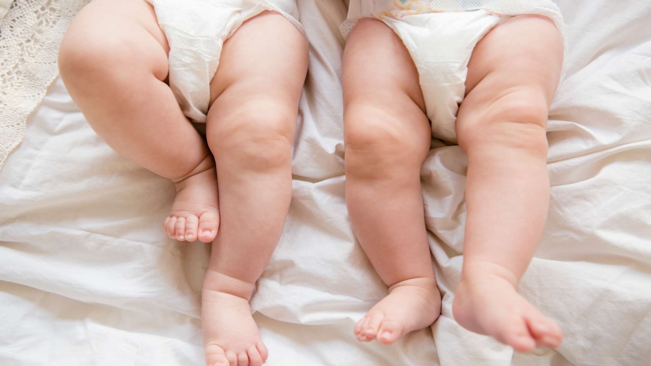 Jagtial Twins Adoption : తల్లి చనిపోయింది.. తండ్రి నిస్సహాయతే ఆసరా.. కవల శిశువుల దత్తత కలకలం