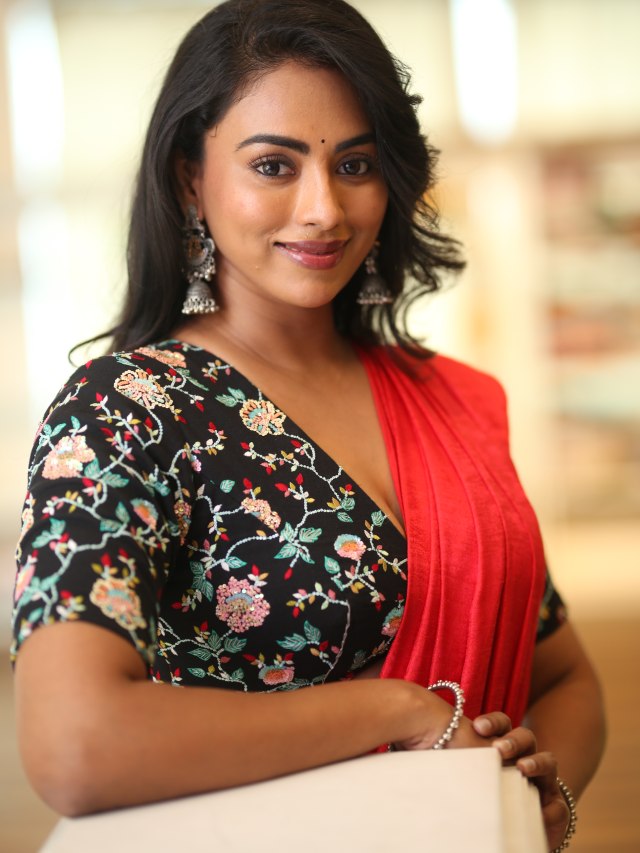 Kamakshi Bhaskarla Stunning Looks in Saree