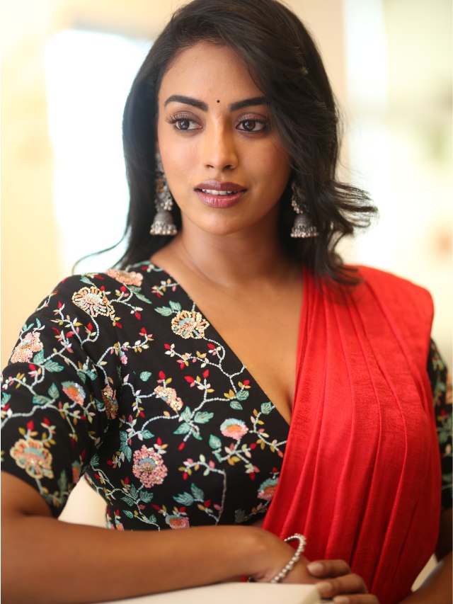 Kamakshi Bhaskarla Stunning Looks in Saree