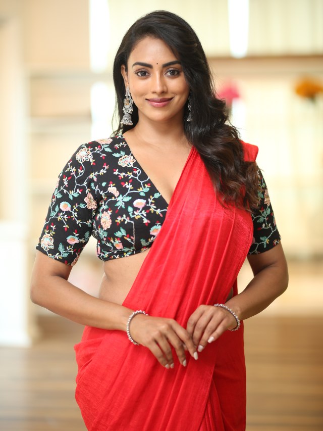 Kamakshi Bhaskarla Stunning Looks in Saree