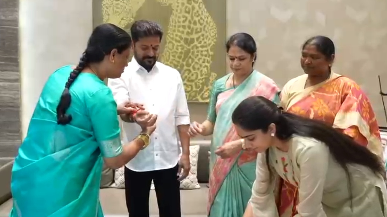 Konda Surekha : సీఎం రేవంత్ రెడ్డికి రాఖీ కట్టిన మంత్రులు కొండా సురేఖ, సీతక్క.. వీడియో వైరల్