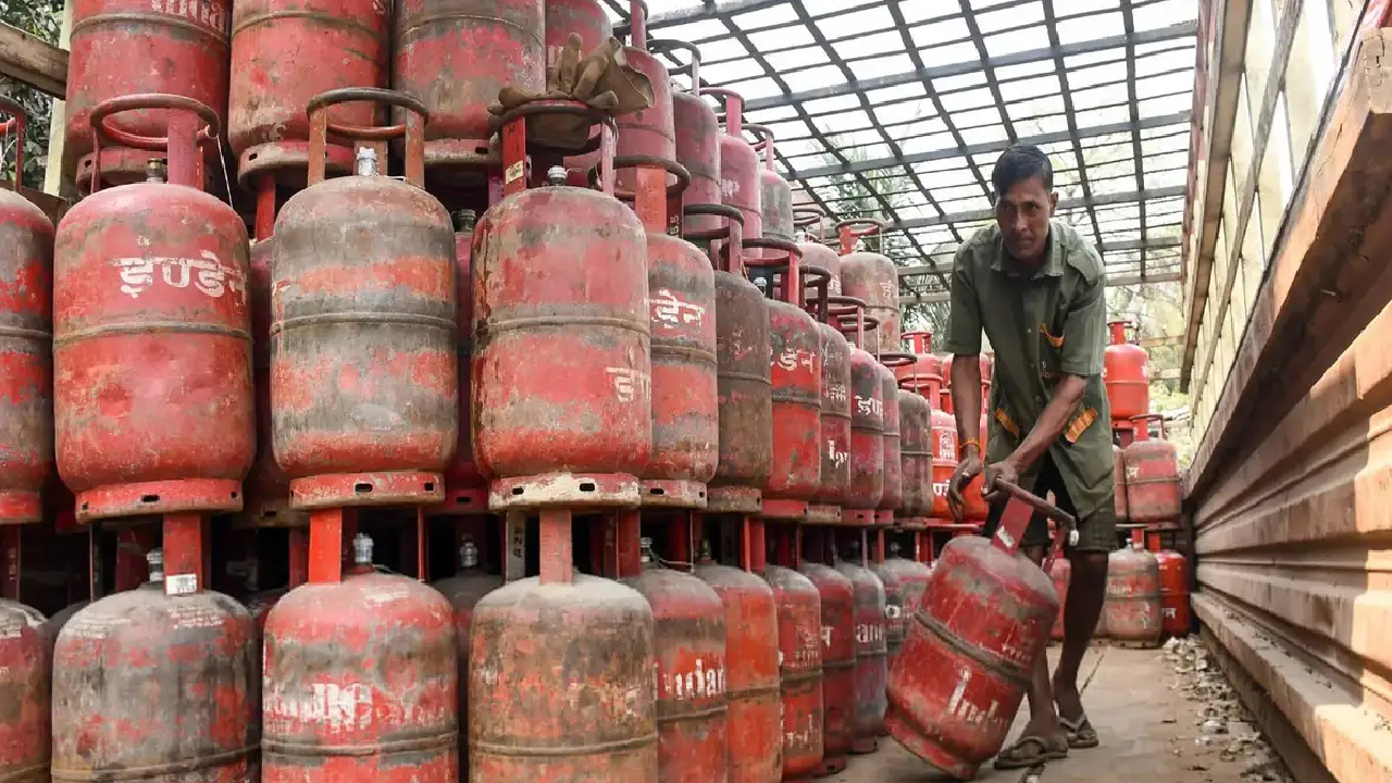 LPG Gas Connection: కొత్త గ్యాస్ కనెక్షన్ కావాలనుకునేవారికి ఊహించని షాక్.. కేంద్రం కీలక నిర్ణయం.. ఇక కష్టమే