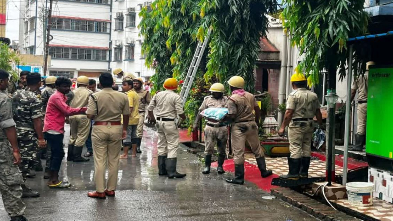 Tarapith Fire Accedent: తారాపీఠ్ హోటల్‌లో భారీ అగ్నిప్రమాదం.. ఏడుగురు సజీవదహనం.. బెంగాల్‌లో విషాదం