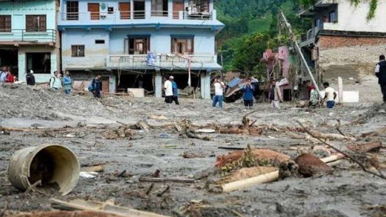 Nepal Flash Floods Death Count : నేపాల్‌ మెరుపు వరదల్లో 900 దాటిన మృతుల సంఖ్య.. కొనసాగుతున్న సహాయక చర్యలు