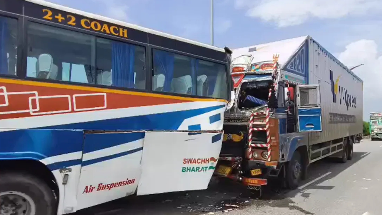 Nizamabad Tragedy: నిజామాబాద్ లో ఘోర విషాదం.. బస్సును ఢీకొన్న కంటైనర్.. చక్రాల కింద నలిగి ఇద్దరు మహిళలు మృతి