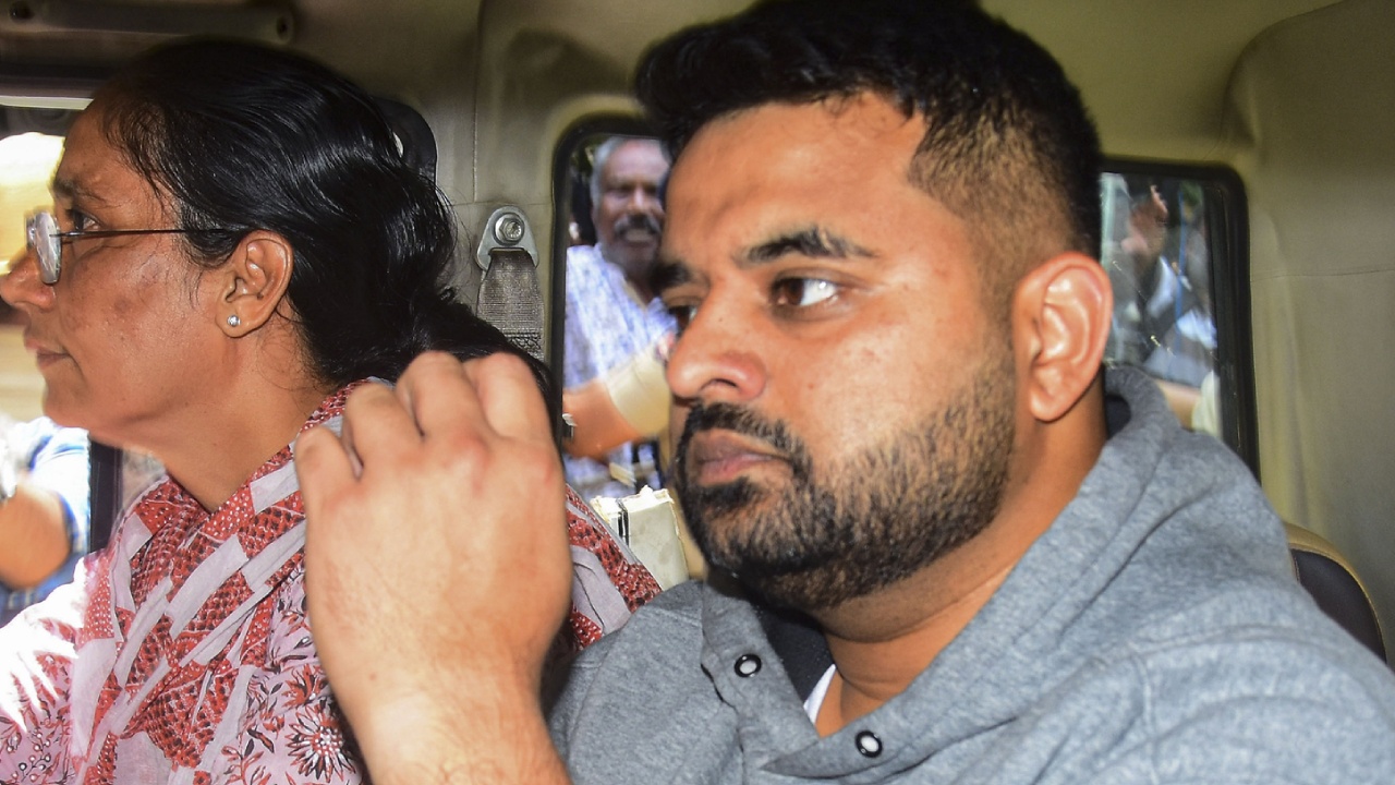 Prajwal Revanna : జైల్లో అడ్డంగా దొరికిపోయిన మాజీ ఎంపీ ప్రజ్వల్ రేవణ్ణ.. సర్కార్ సీరియస్ యాక్షన్..