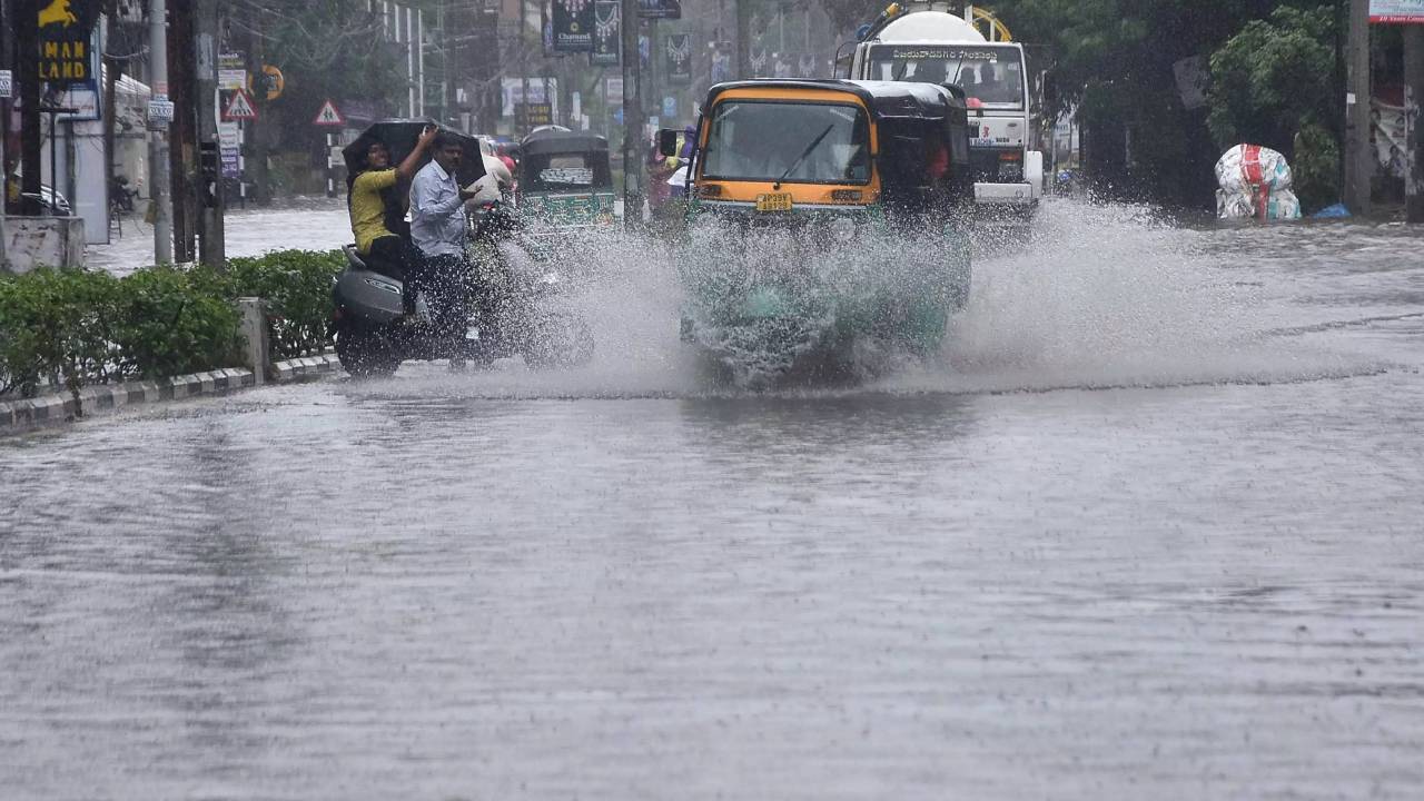 Weather Updates : తెలుగు రాష్ట్రాలకు భారీ వర్ష సూచన.. నేడు ఈ జిల్లాల్లో దంచికొట్టనున్న వానలు.. హెచ్చరికలు జారీ