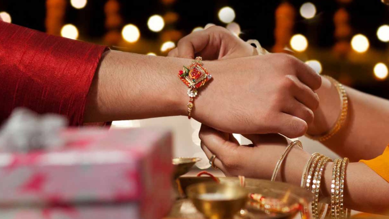 Raksha Bandhan : సోదరులకు రాఖీ కట్టే విధానం ఇదే.. అన్నకు ముందు కట్టాలా? తమ్ముడికా? సంప్రదాయం ఏం చెబుతోంది?