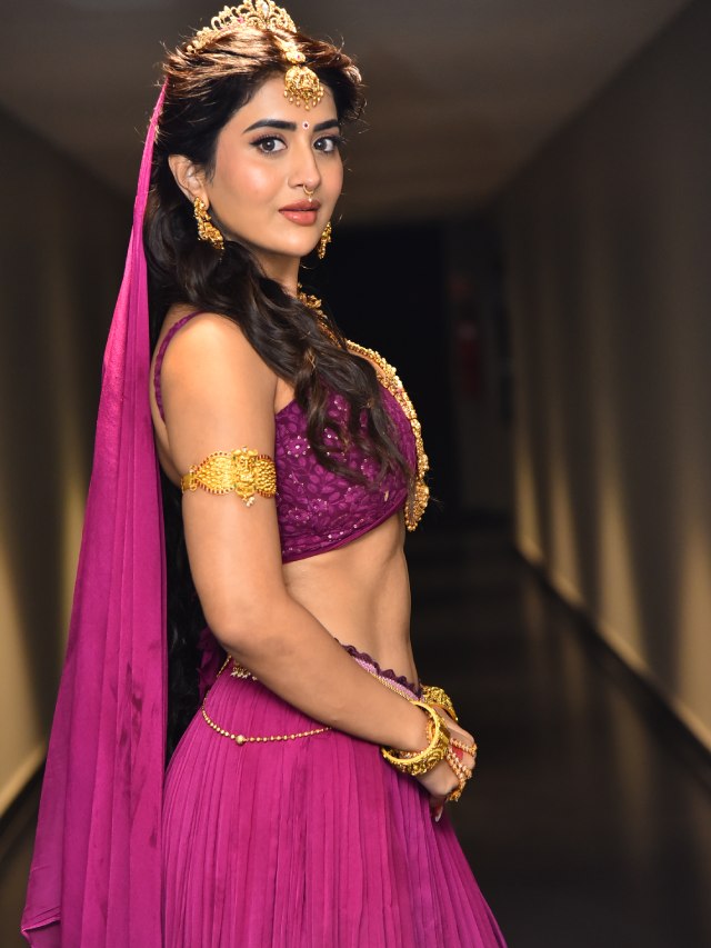 Rashi Singh Looks like Rambha