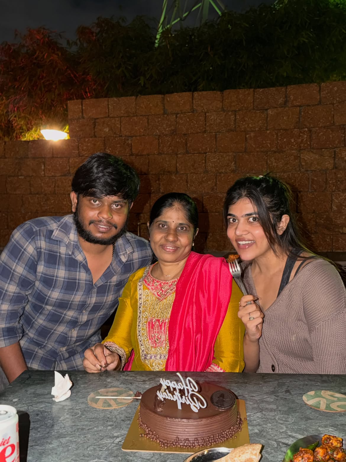Rithu Chowdary Celebrates Her Mother Birthday