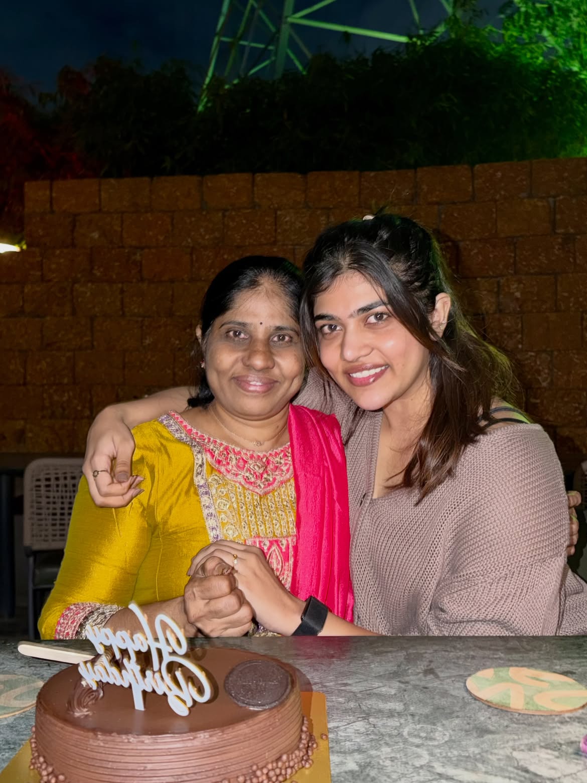Rithu Chowdary Celebrates Her Mother Birthday