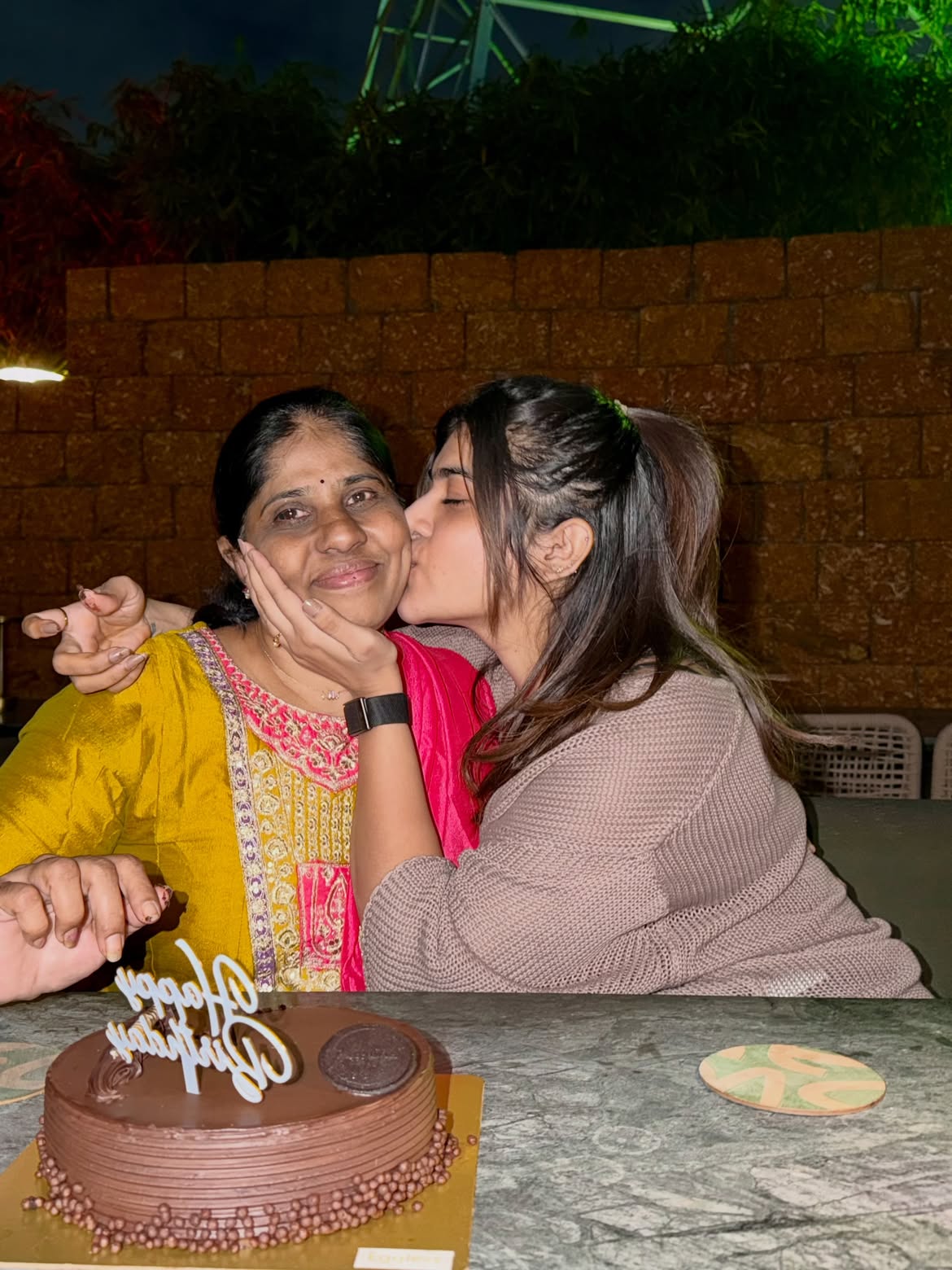 Rithu Chowdary Celebrates Her Mother Birthday
