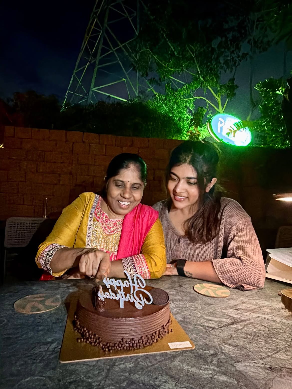 Rithu Chowdary Celebrates Her Mother Birthday