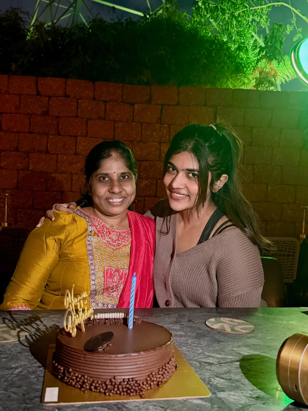 Rithu Chowdary Celebrates Her Mother Birthday