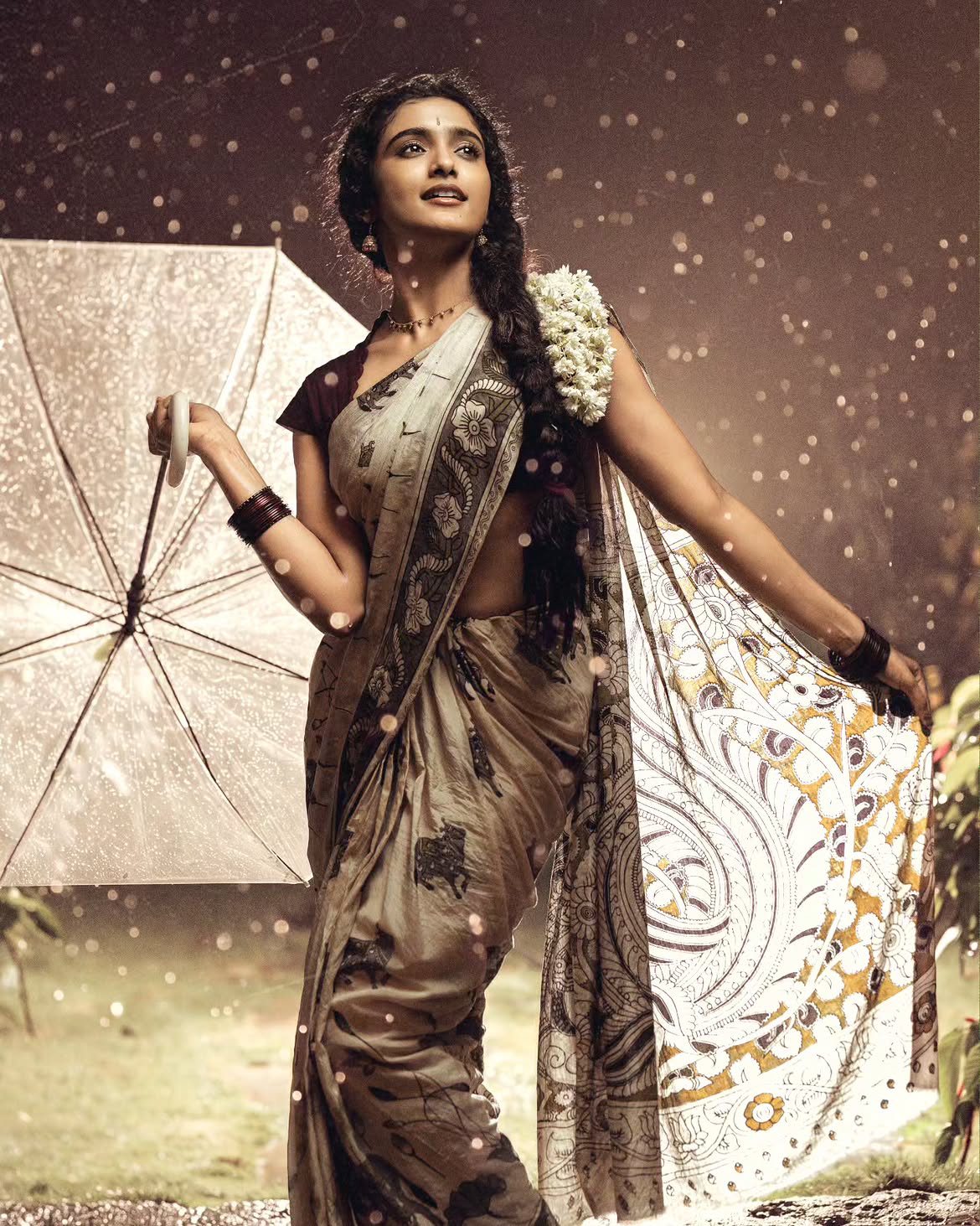 Roopa Koduvayur Stunning Looks in Rain