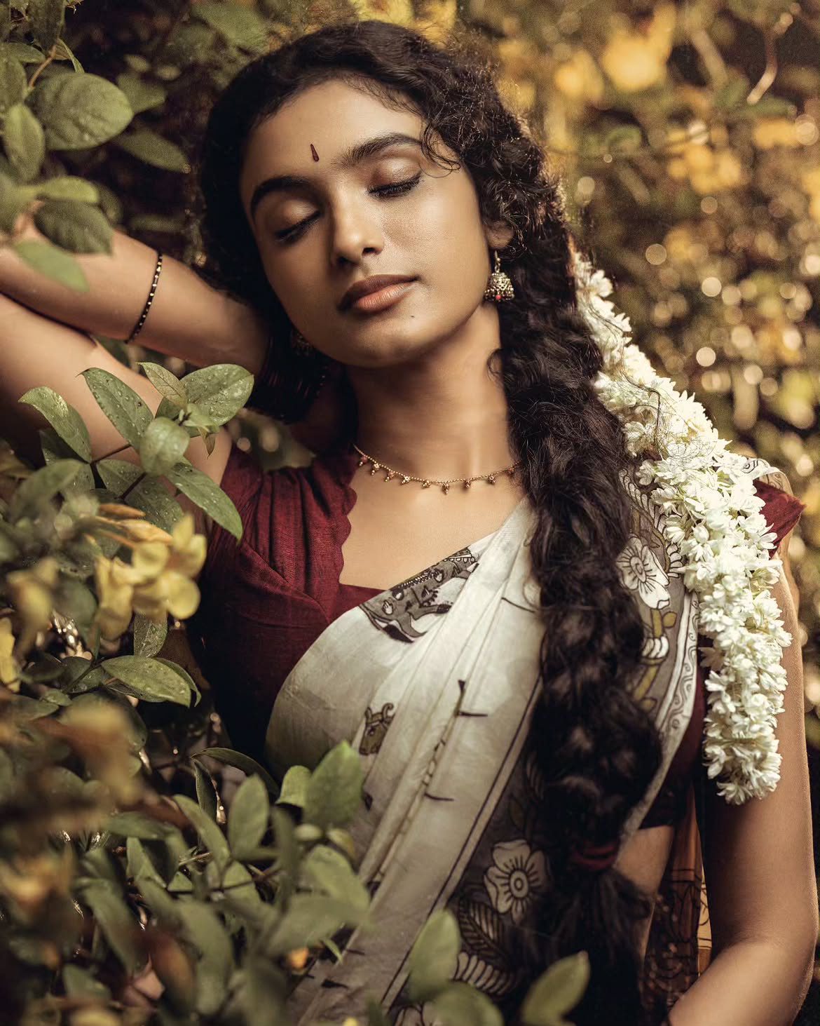 Roopa Koduvayur Stunning Looks in Rain