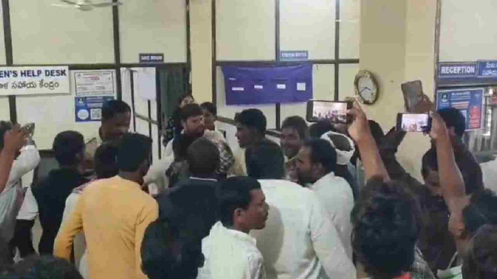 Watpally Police Station: సంగారెడ్డిలో తీవ్ర ఉద్రిక్తత.. చెట్టుకు యువకుడి శవం.. గ్రామస్తుల ఆగ్రహం, పీఎస్పై దాడి