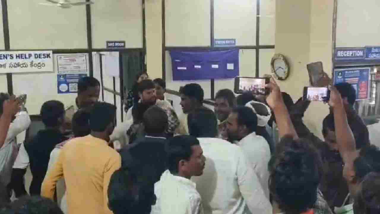 Watpally Police Station: సంగారెడ్డిలో తీవ్ర ఉద్రిక్తత.. చెట్టుకు యువకుడి శవం.. గ్రామస్తుల ఆగ్రహం, పీఎస్‌పై దాడి