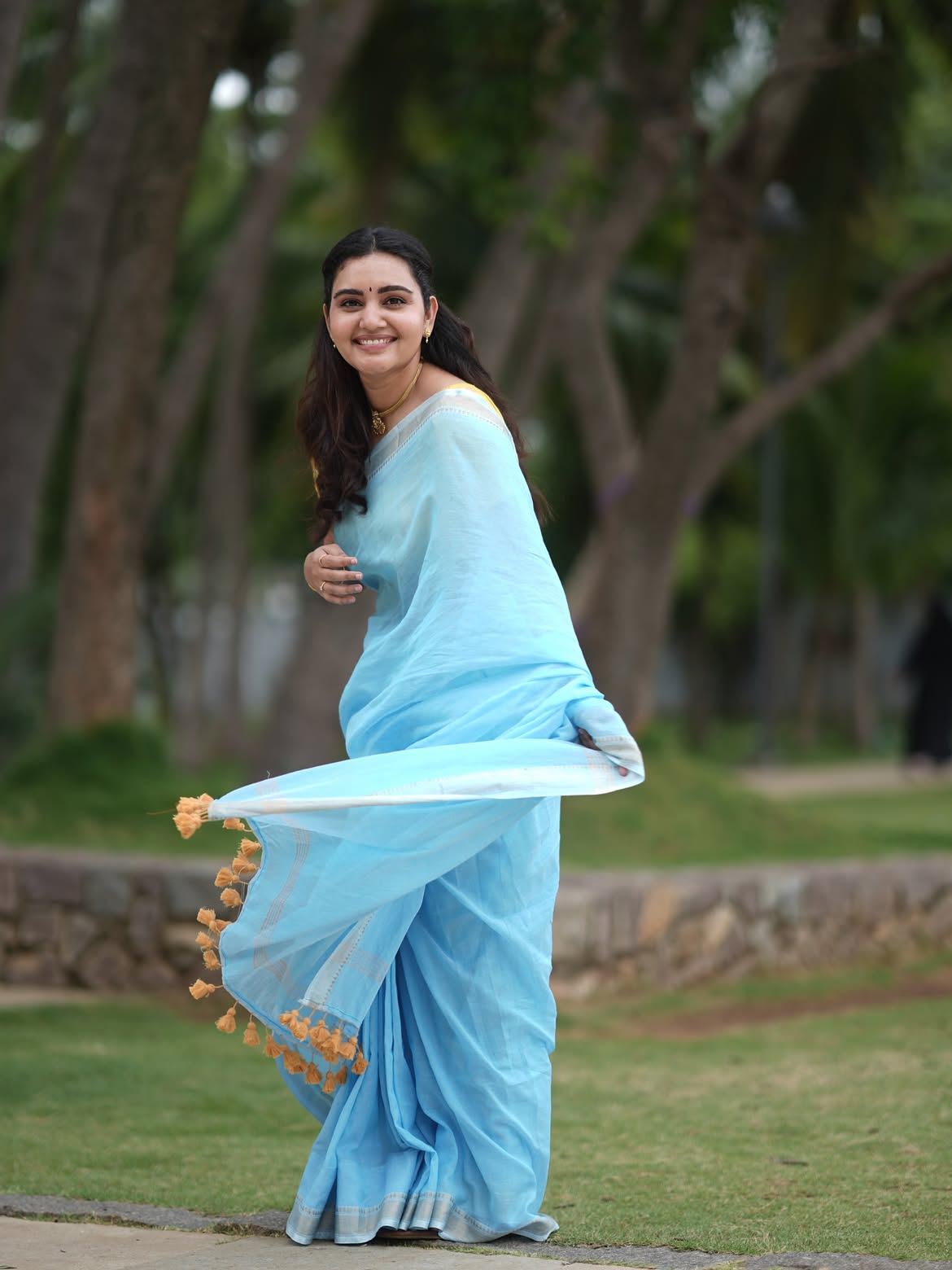 Soniya Singh Simple Looks in Saree