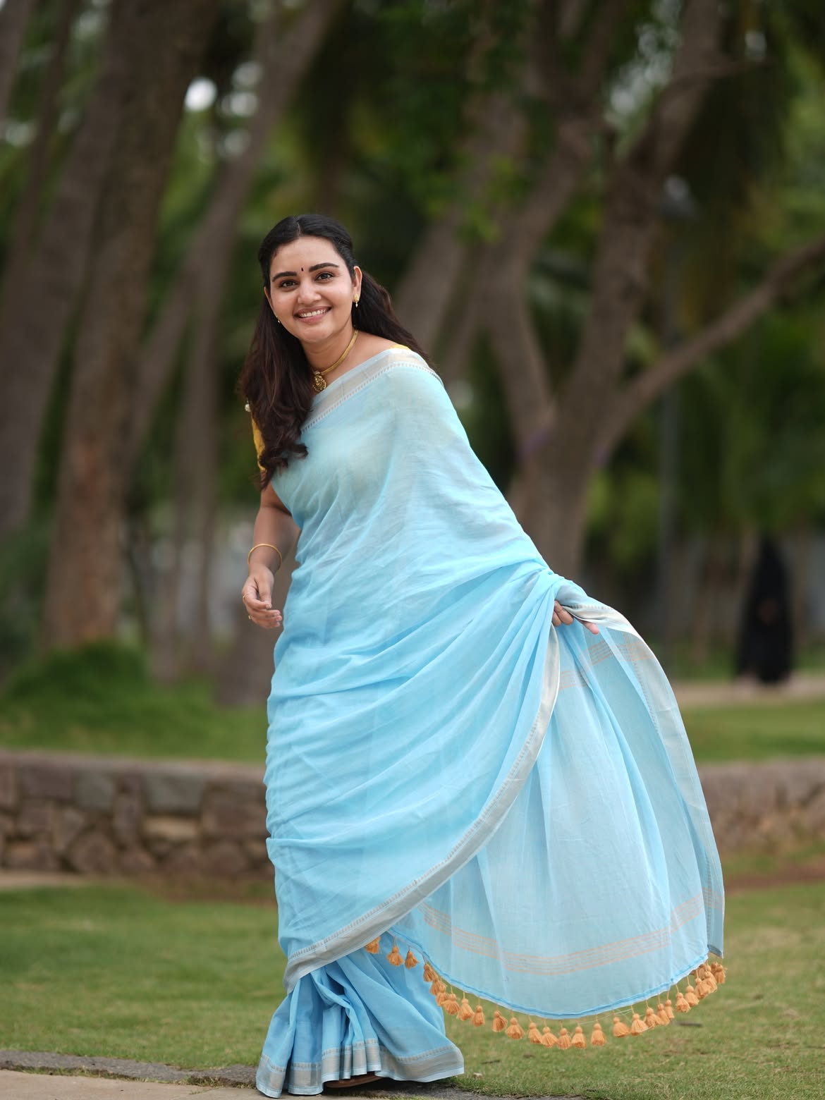 Soniya Singh Simple Looks in Saree