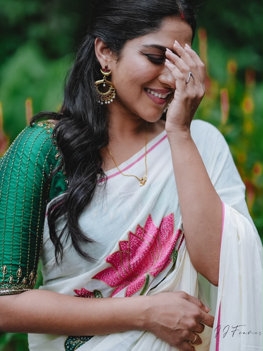 Swaswika Shares Onam Wishes with Photos in Saree