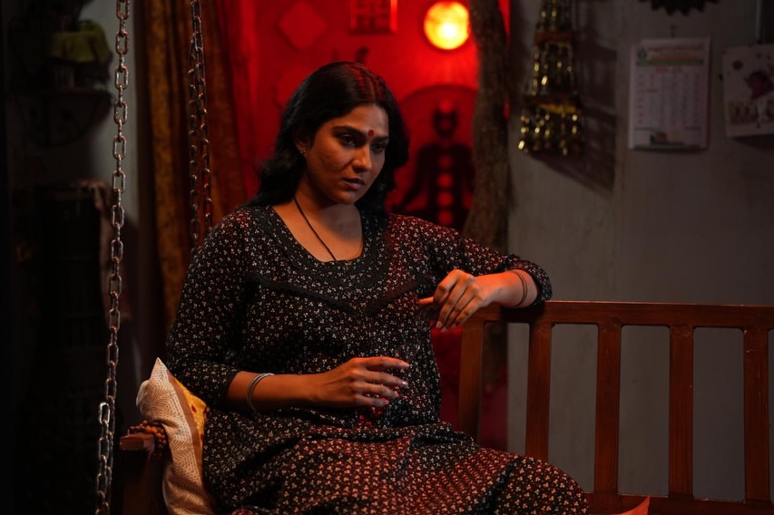 Swasika Shares Irumudi Movie Working Stills