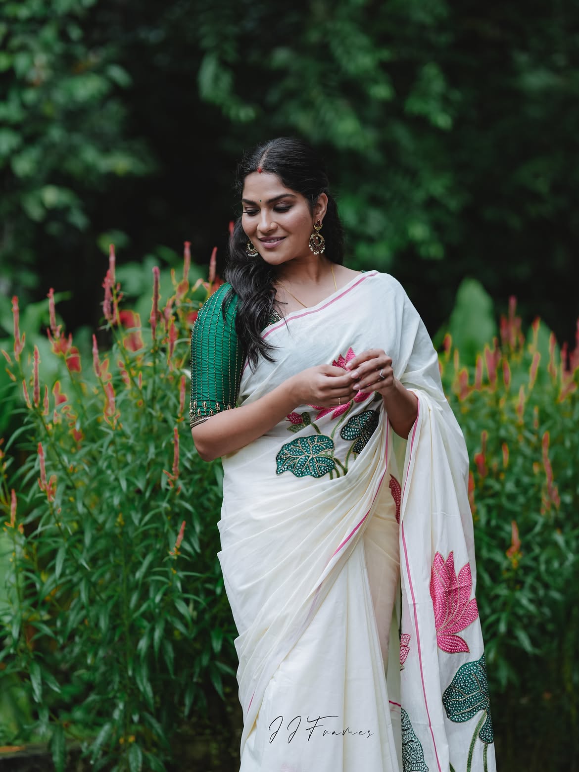 Swaswika Shares Onam Wishes with Photos in Saree