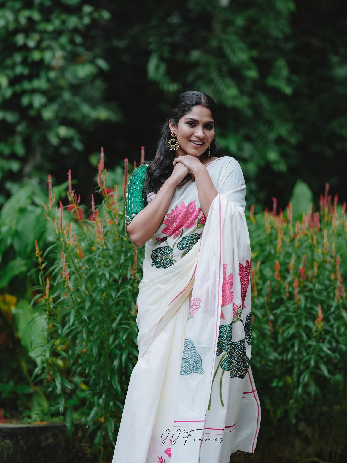 Swaswika Shares Onam Wishes with Photos in Saree
