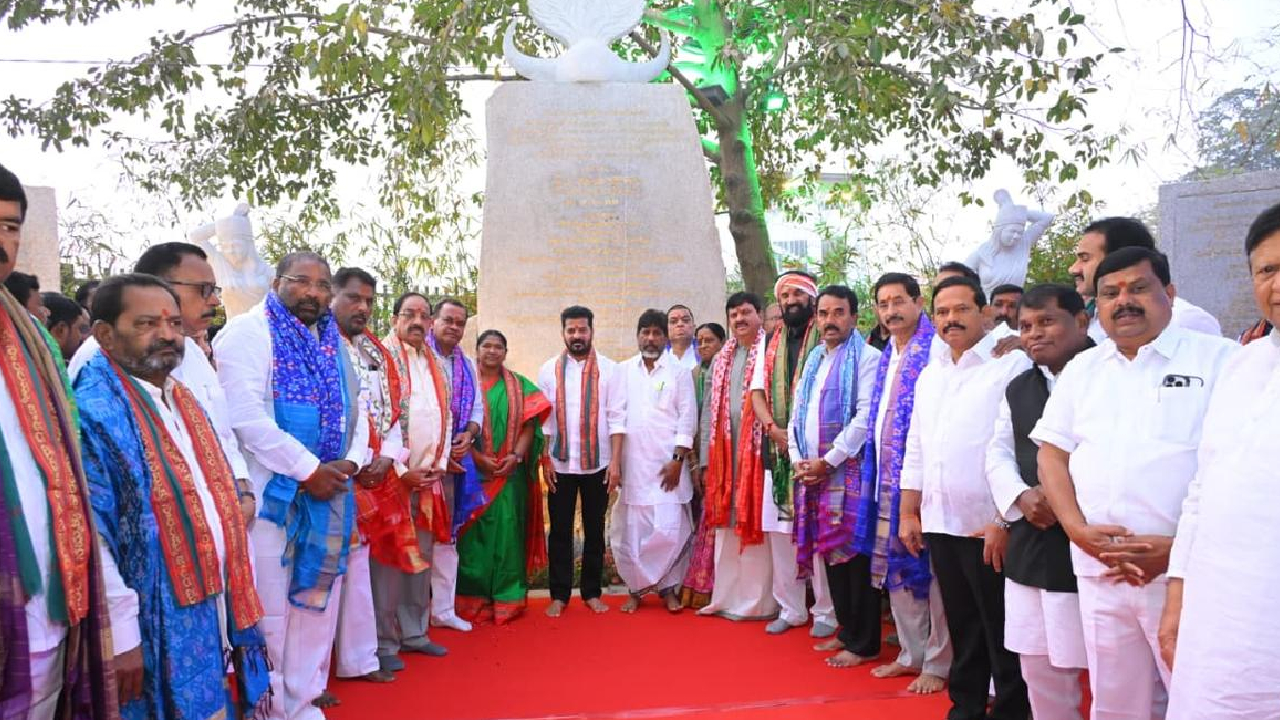 Revanth Reddy: మేడారంలో తెలంగాణ సీఎం.. అమ్మవార్లకు నిలువెత్తు బంగారం, ప్రత్యేక పూజలు.. రేవంత్ కు రాఖీ కట్టిన సీతక్క