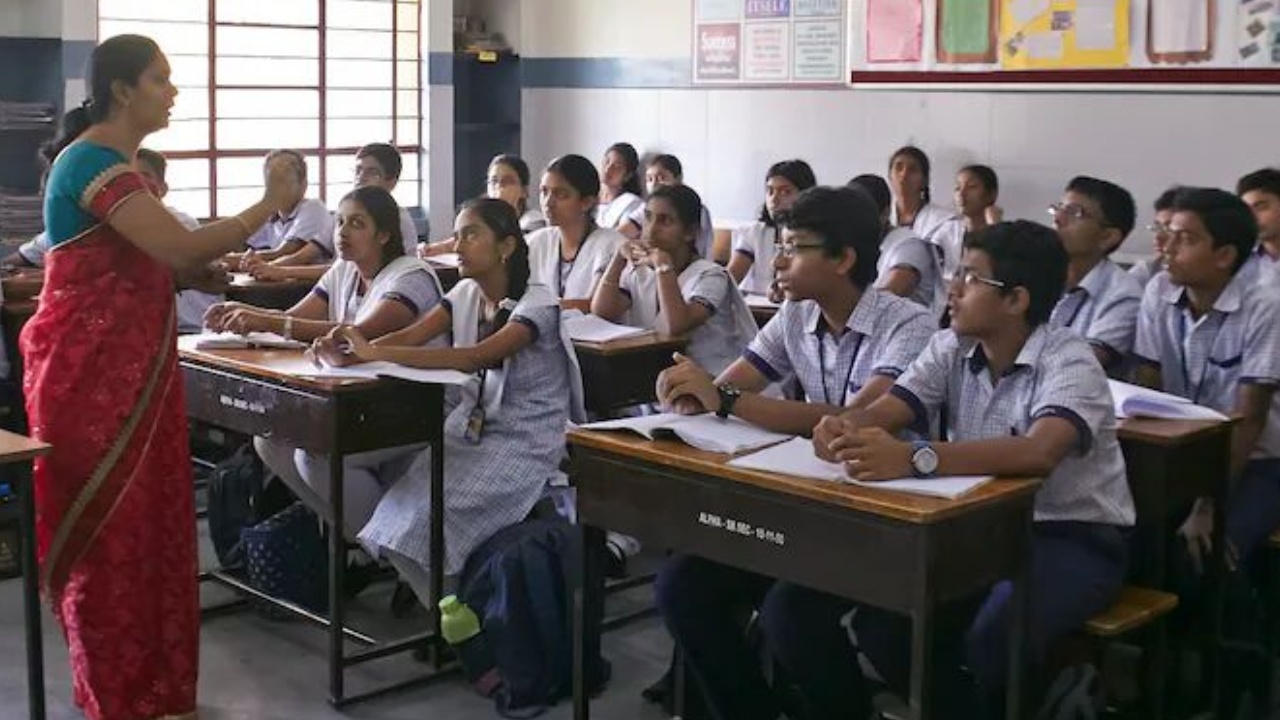 Telangana : స్కూళ్లకు డుమ్మాకొట్టే టీచర్లకు బిగ్ షాక్.. విద్యాశాఖ సంచలన నిర్ణయం..
