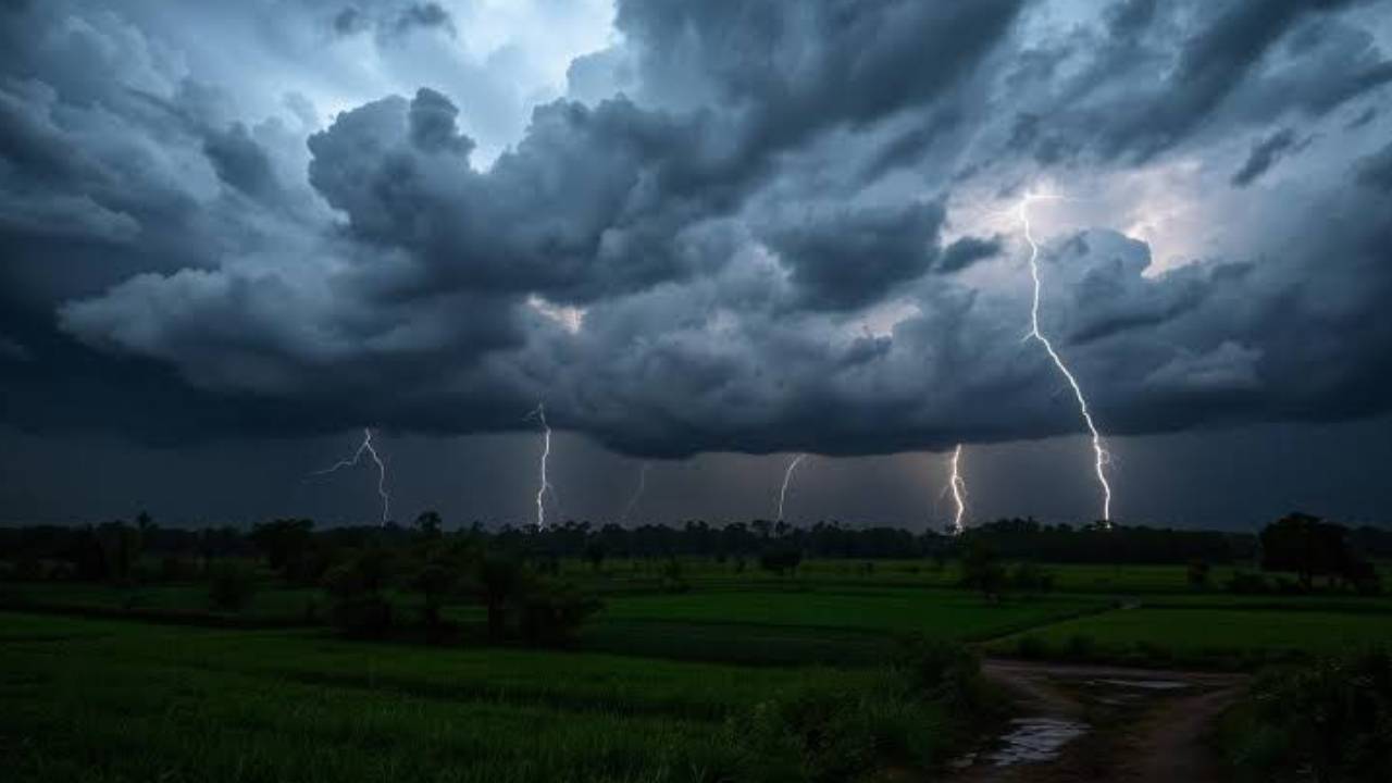 Telangana Rains : తెలంగాణకు రెయిన్ అలర్ట్.. ఈ జిల్లాల్లో నేడు భారీ నుంచి అతిభారీ వర్షాలు.. ఎల్లో, ఆరెంజ్ అలర్ట్ జారీ..