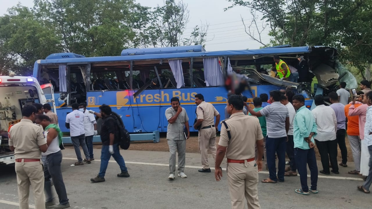 Road Accident : కోదాడ వద్ద ఘోర రోడ్డు ప్రమాదం.. ట్రావెల్స్ బస్సులోని ఆరుగురు మృతి.. పలువురికి గాయాలు..