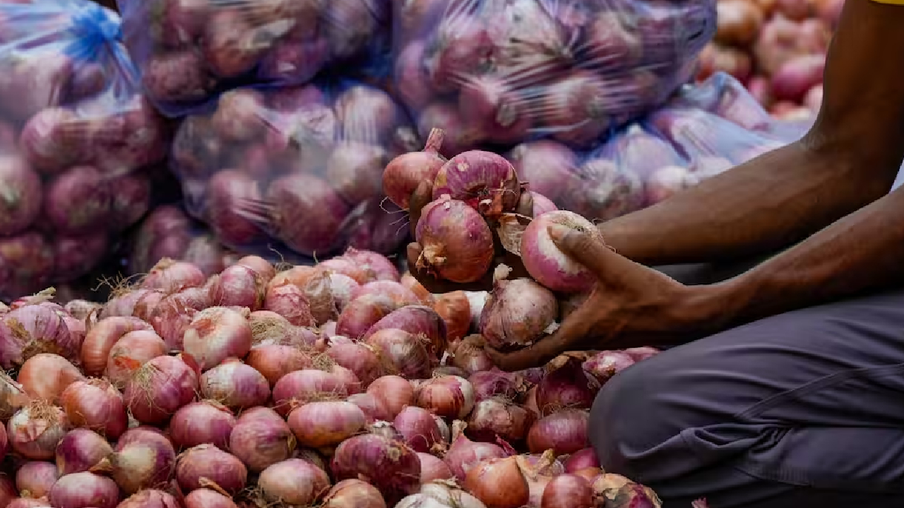 Onion Prices: ఉల్లి ధరలపై కేంద్రం గుడ్ న్యూస్.. నాసిక్ నుంచి ప్రత్యేక రైళ్లు.. సామాన్యులకు భారీ ఊరట