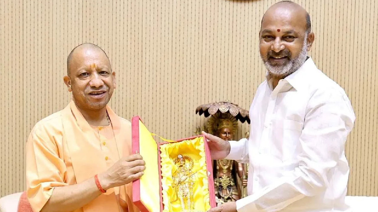Bandi Sanjay: లక్నోలో యోగితో బండి సంజయ్ భేటీ.. తెలంగాణ రాజకీయాలపై కీలక చర్చ.. యోగి ఆసక్తికర కామెంట్స్