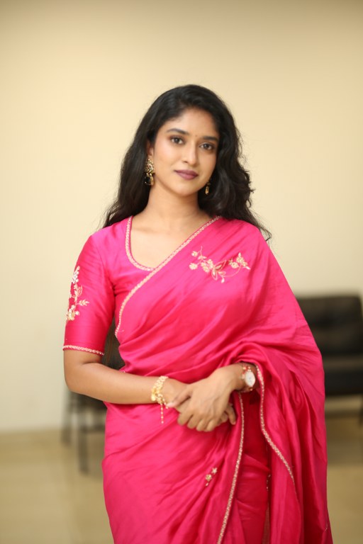 Vedha Jalandhar Stunning Looks in Saree