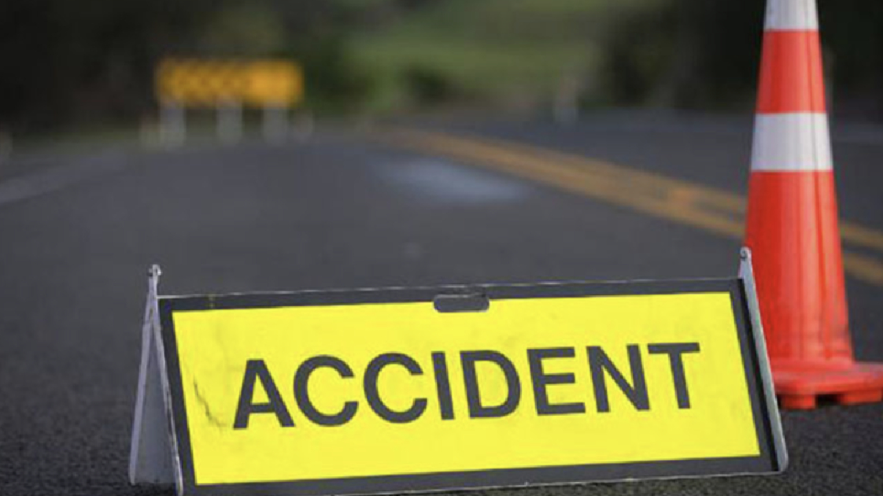 Vikarabad Accident: వికారాబాద్‌లో ఘోర రోడ్డు ప్రమాదం.. ఆగి ఉన్న లారీని ఢీకొట్టిన కారు.. ఇద్దరు మృతి