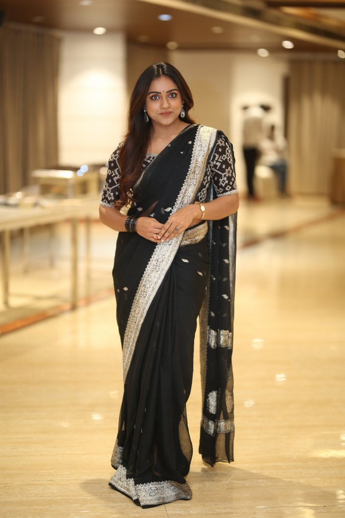Vithika Sheru Stunning Looks in Black Saree