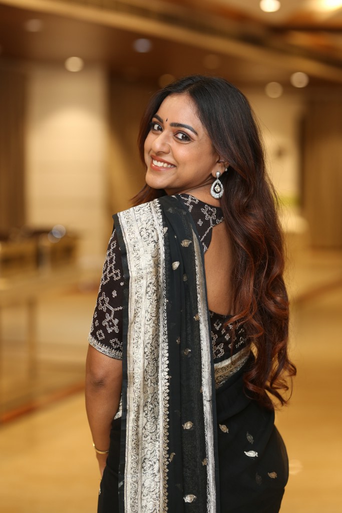 Vithika Sheru Stunning Looks in Black Saree