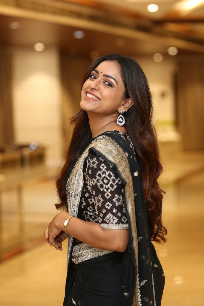 Vithika Sheru Stunning Looks in Black Saree