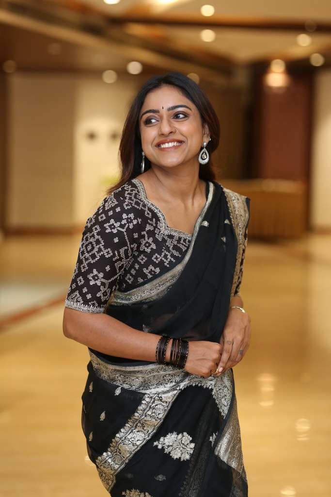 Vithika Sheru Stunning Looks in Black Saree