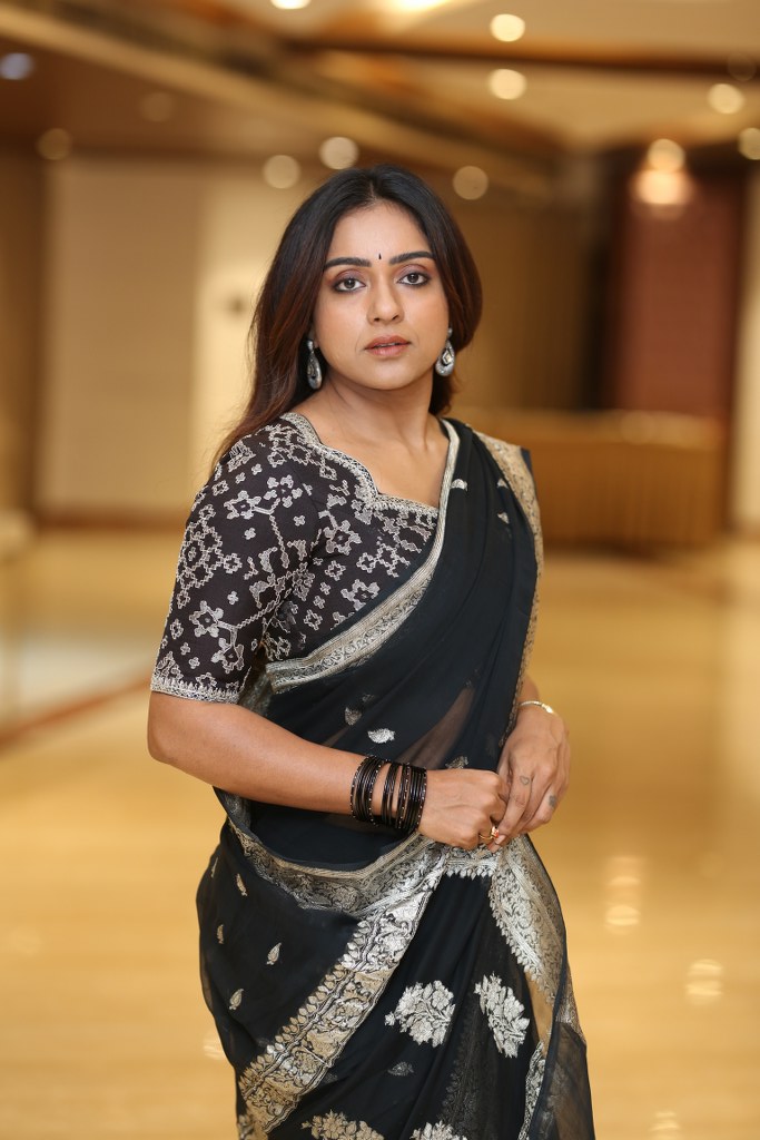 Vithika Sheru Stunning Looks in Black Saree