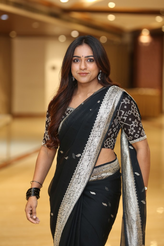 Vithika Sheru Stunning Looks in Black Saree