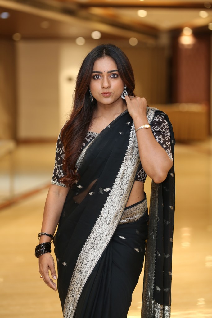 Vithika Sheru Stunning Looks in Black Saree