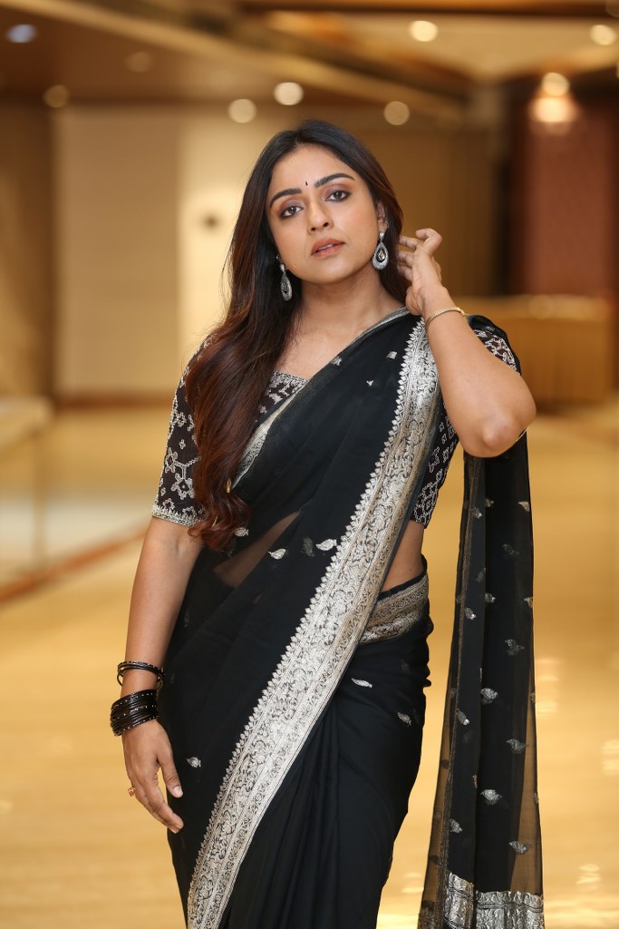 Vithika Sheru Stunning Looks in Black Saree