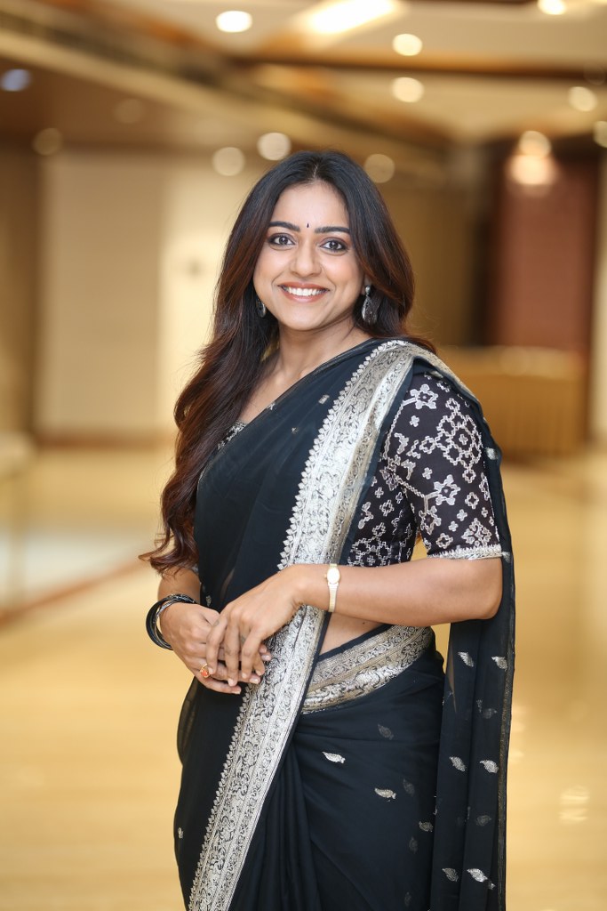 Vithika Sheru Stunning Looks in Black Saree