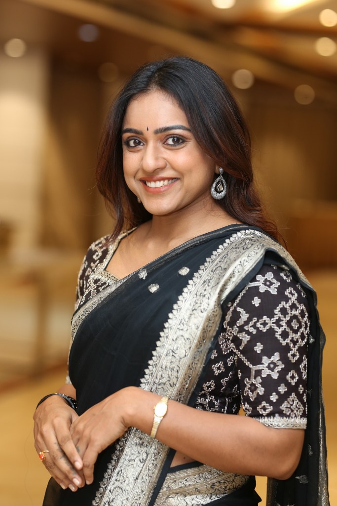 Vithika Sheru Stunning Looks in Black Saree