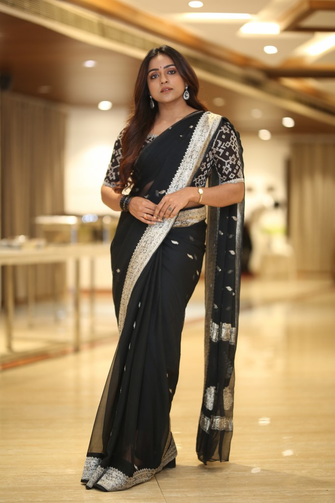 Vithika Sheru Stunning Looks in Black Saree